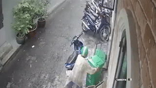 Ten trom loi dung troi mua ngang nhien trom thung rac hinh anh