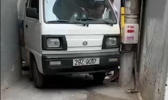 Xe tai nho mac ket trong ngo vi duong qua hep hinh anh