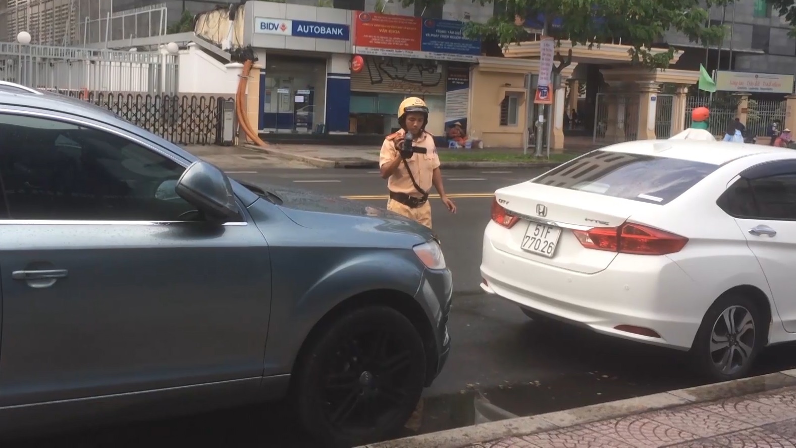 Canh sat giao thong TP.HCM dung camera ghi hinh phat nguoi hinh anh