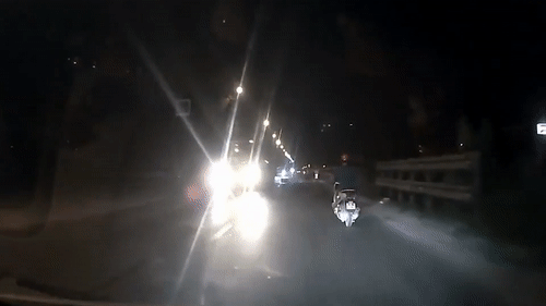 Xe tai roi tu dien xuong duong va vao oto va xe may hinh anh