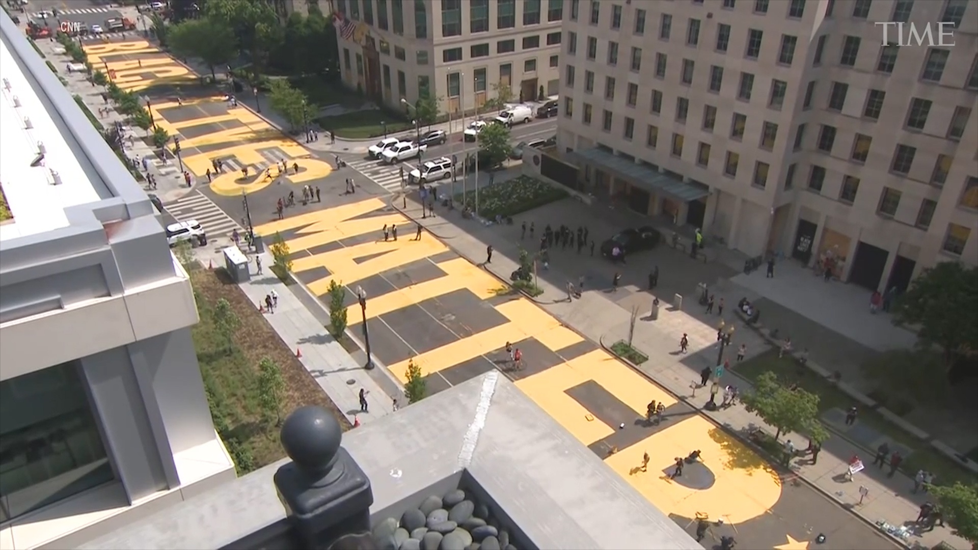 Nguoi bieu tinh ve chu Black Lives Matter tren duong dan den Nha Trang hinh anh