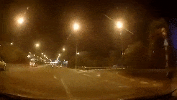 Tai xe xe may bi hat vang khi va cham voi oto hinh anh