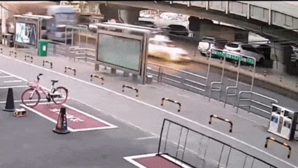 Duong bat ngo bi sup duoi banh xe tai hinh anh