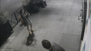 Cap doi loi dung bieu tinh dap vo kinh nha hang trong dem hinh anh