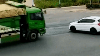 Tai xe xe tai mat kiem soat gay tai nan lien hoan hinh anh