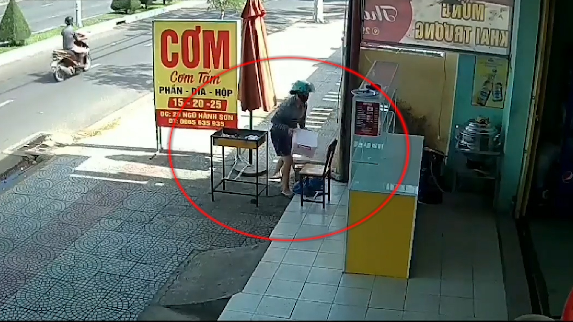 Loi dung so ho, nguoi phu nu trom thung thit cua quan com hinh anh