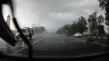 Giao thong te liet do cay ben duong bi gio quat nga hinh anh