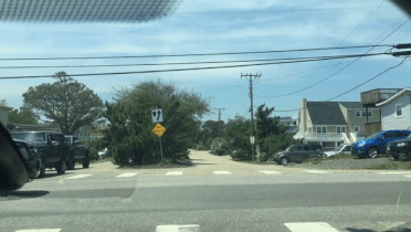 Oto sang duong thieu quan sat bi xe khac dam bung tui khi hinh anh