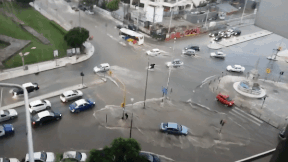 Duong pho ngap lut sau con mua, cuon troi xe may va nguoi dieu khien hinh anh