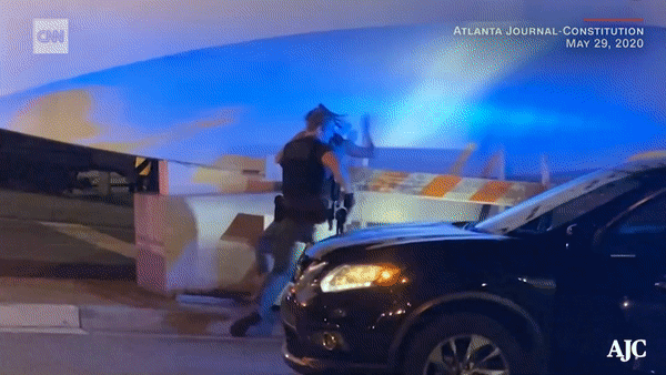 Canh sat vat co gai da mau nga gay xuong trong bieu tinh o My hinh anh