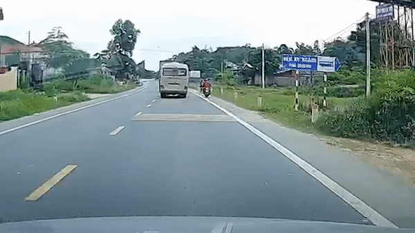 Co vuot xe buyt, 2 nguoi phu nu va cham voi tre nho di xe dap hinh anh