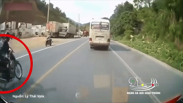Thanh nien di xe may phong nhanh vuot au roi gay tai nan o Lang Son hinh anh