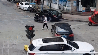 Oto dam nga nguoi dan ong, nguoi di duong nang xe giai cuu hinh anh