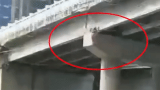 Nguoi phu nu nhay song tu tu duoc nguoi dan cuu song hinh anh