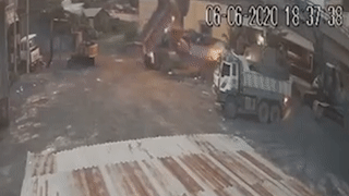 Xe tai mac vao day dien ban ra tia lua hinh anh