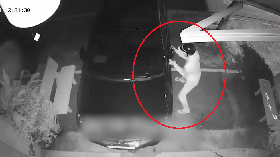 Ke gian mot minh vat trom cap guong oto ngay truoc nha dan hinh anh