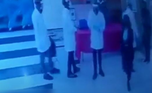 Cai trang lam thanh tra y te de cuop tien trong sieu thi o Nam Phi hinh anh