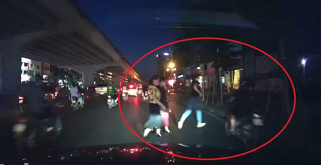 Nguoi phu nu di bo huc xe may nga khi lao nhanh qua duong hinh anh