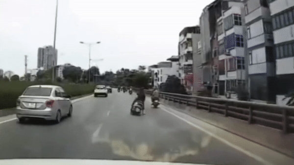 Xe may dot ngot nga xuong duong, suyt gay hoa cho oto di sau hinh anh