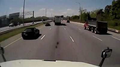 Xe tai no lop tren cao toc, mat lai lao sang lan nguoc chieu hinh anh