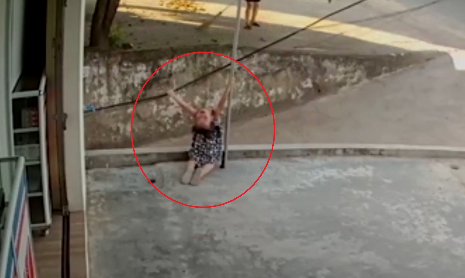 Canh be gai bi dien giat khi dang choi truoc nha o Ha Noi hinh anh