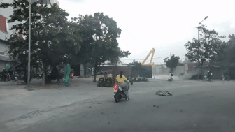 Nhanh cay bi gio thoi bay, quat nga nguoi phu nu di xe may hinh anh