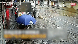 Nguoi dan ong than nhien do ca xe rac len via he hinh anh