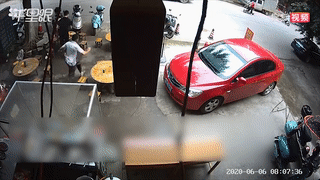 Oto mat kiem soat dam xuyen qua quan nuoc ben duong hinh anh