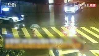 Nguoi phu nu bang qua duong suyt bi oto dam hinh anh