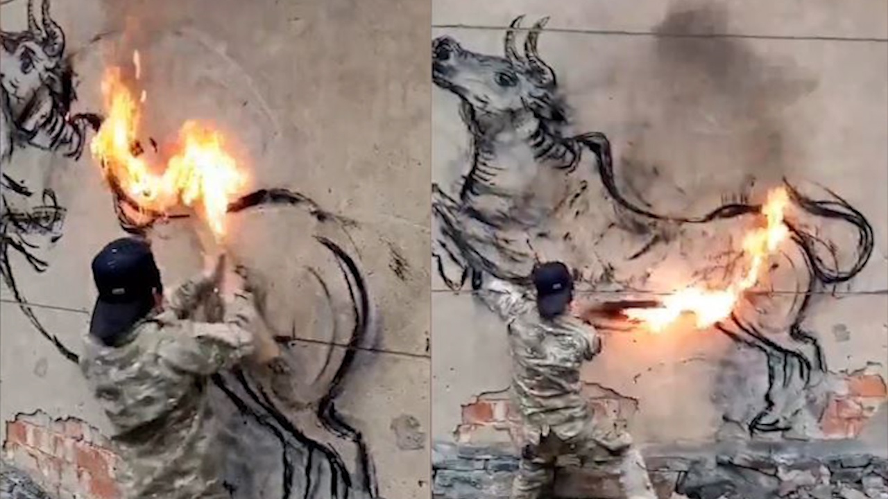 Nghe si dung bo duoc ruc lua ve thieu nu hinh anh