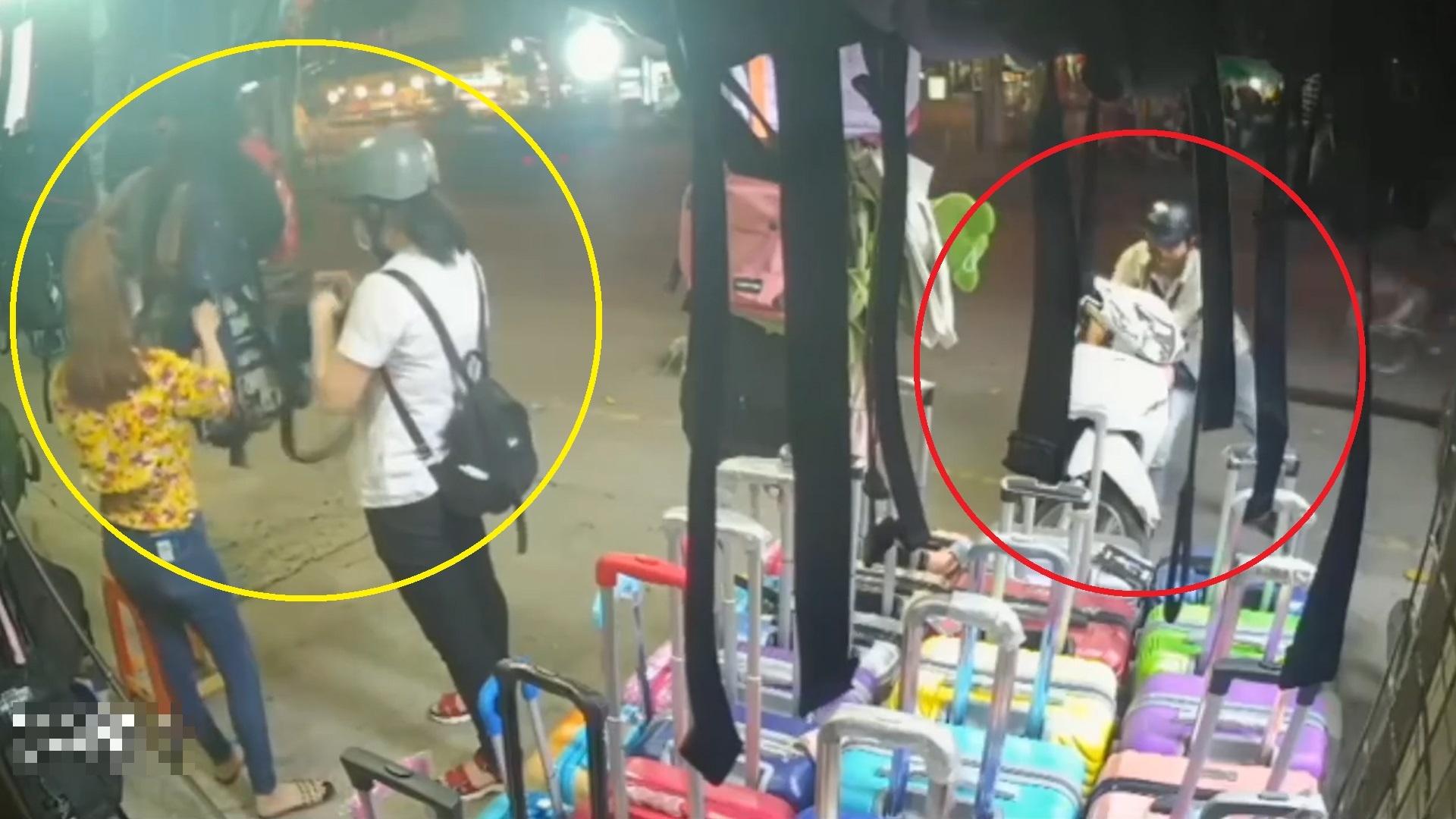 Co gai mai chon tui xach bi mat xe may sau lung hinh anh