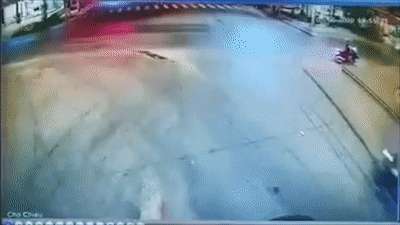 Xe may phong nhanh dam vao xe tai giua nga tu hinh anh