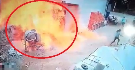 Xe bon boc chay khi tiep nhien lieu cho cay xang, 2 nguoi chet hinh anh