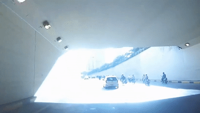 Nu tai xe lai xe may dot ngot nga xuong duong, suyt bi oto dam hinh anh