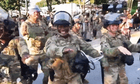 Ve binh quoc gia nhay dieu Macarena cung nguoi bieu tinh o My hinh anh