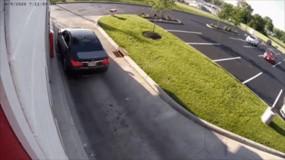 Oto mat lai lao thang vao cua hang roi de trung xe khac hinh anh