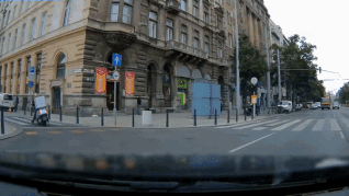 Xe dap lao ra duong thieu quan sat suyt bi oto dam trung hinh anh