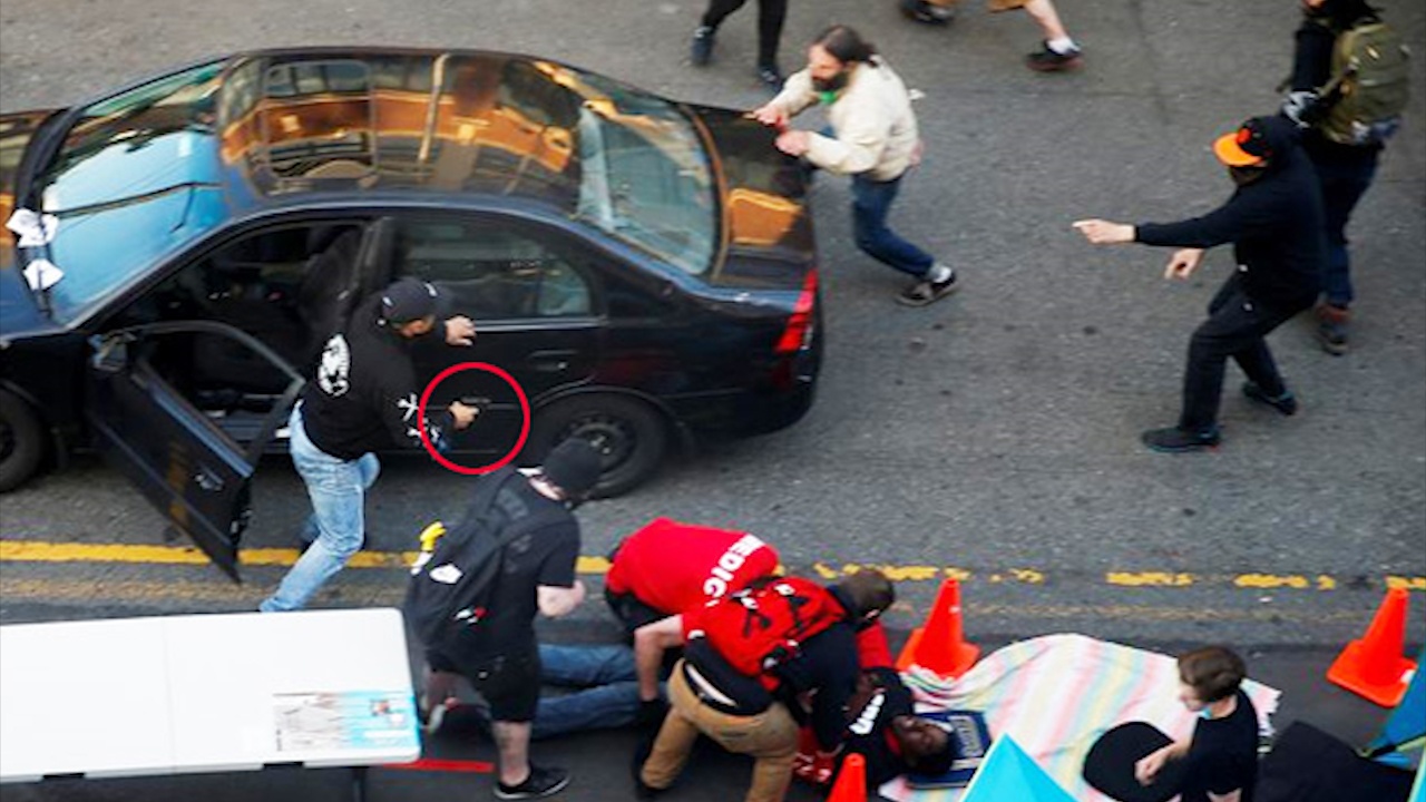 Nguoi dan ong lao oto vao dam dong bieu tinh roi no sung o Seattle hinh anh