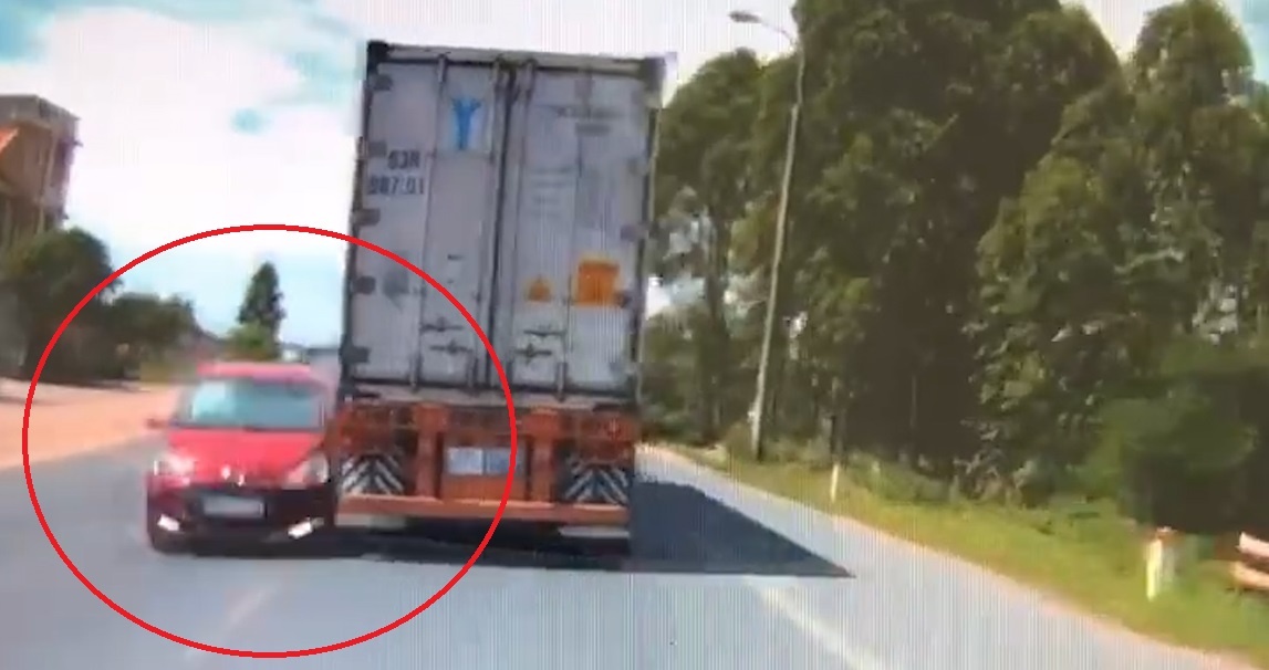 Oto chay lan lan va vao xe container hinh anh