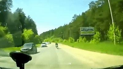 Xe may dot ngot chuyen lan va dam truc dien vao oto tai Nga hinh anh