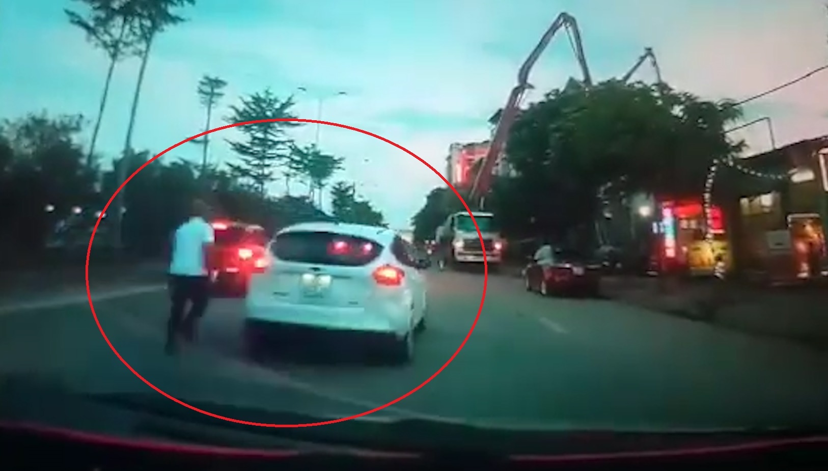 Oto lui vao xe khac gay hu hong roi bo chay hinh anh