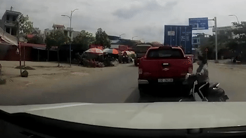 Qua duong au, mot phu nu suyt bi xe tai tong hinh anh