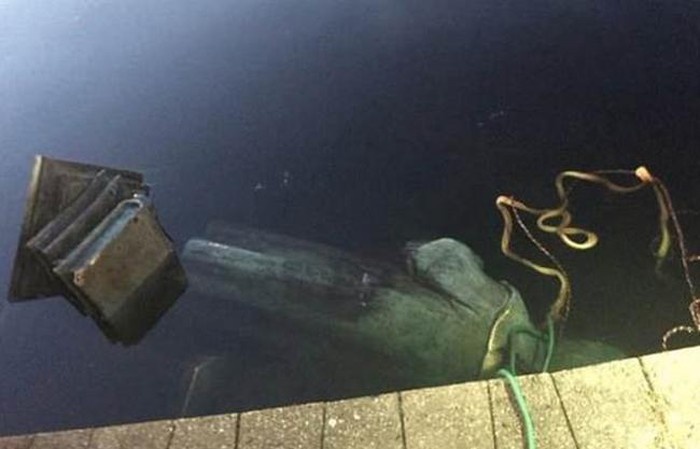 Nguoi bieu tinh giat do tuong Christopher Columbus o My hinh anh