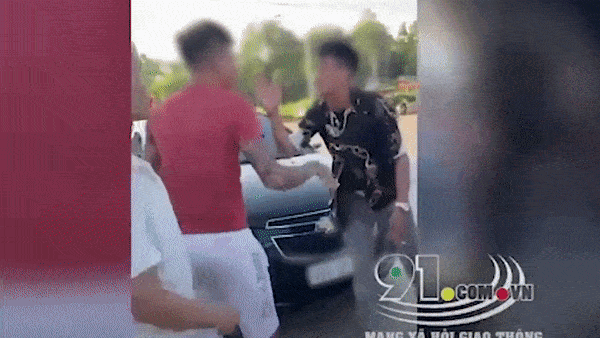 Tai xe oto, xe may au da sau va cham hinh anh