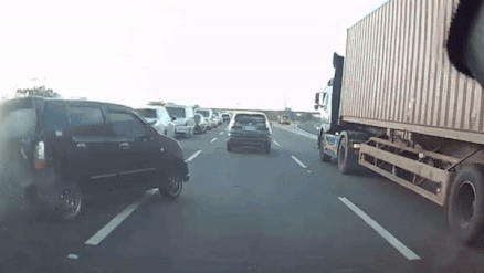 Bi dam manh tu phia sau, chiec oto lon nhao tren cao toc hinh anh