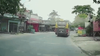 Oto con lan lan bi xe khach huc vang hinh anh