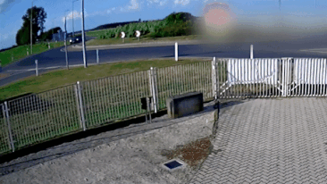 Oto mat lai bay len khong trung roi lao vao hang rao hinh anh