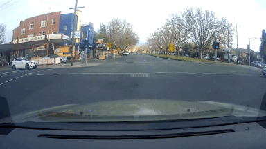 Oto vuot den do huc vang xe khac giua giao lo hinh anh