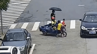 Cau be chay qua duong dam vao xe ba banh, suyt nga vao oto hinh anh