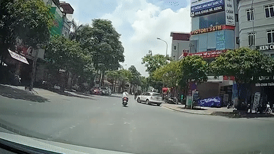 Xe may phanh gap nga ra duong khi thay oto quay dau hinh anh